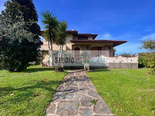 Villa in Vendita a Massarosa, 1'150'000€, 260 m²