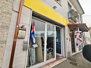 Immobile commerciale in Vendita a Viareggio, 260'000€, 320 m²