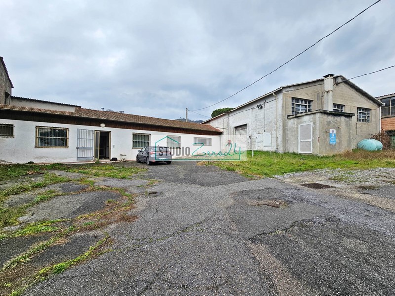 Capannone in Vendita a Massarosa, 135'000€, 600 m²