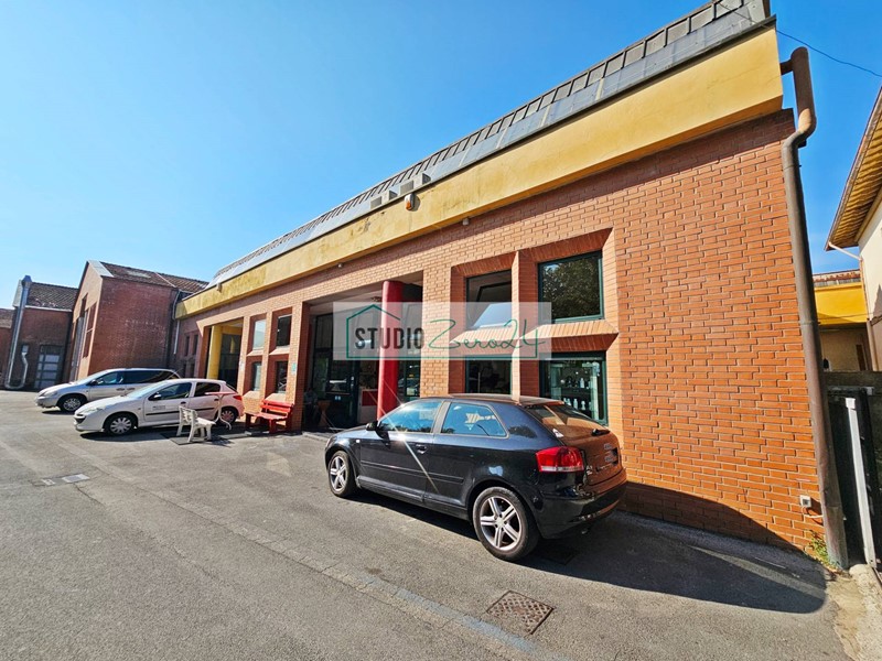 Immobile commerciale in Vendita a Massarosa, 690'000€, 830 m²