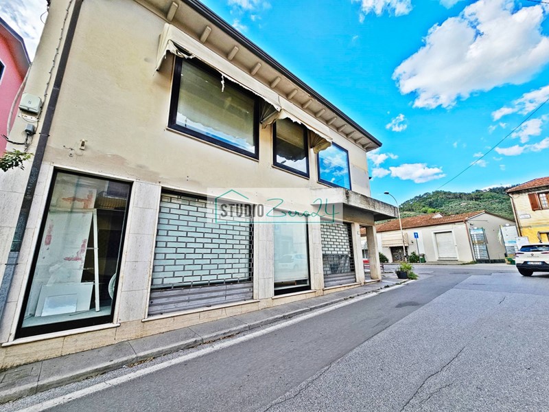 Immobile commerciale in Vendita a Massarosa, 189'000€, 160 m²
