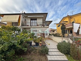 Casa Semi Indipendente in Vendita a Massarosa, 215'000€, 140 m², con Box