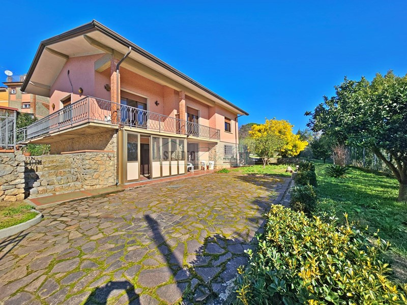 Villa in Vendita a Massarosa, 330'000€, 160 m²