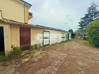 Magazzino in Vendita a Massarosa, 45'000€, 55 m², con Box