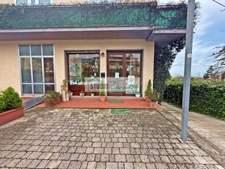 Immobile commerciale in Vendita a Massarosa, 70'000€, 65 m²