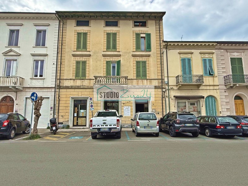 Immobile commerciale in Vendita a Viareggio, 359'000€, 220 m²