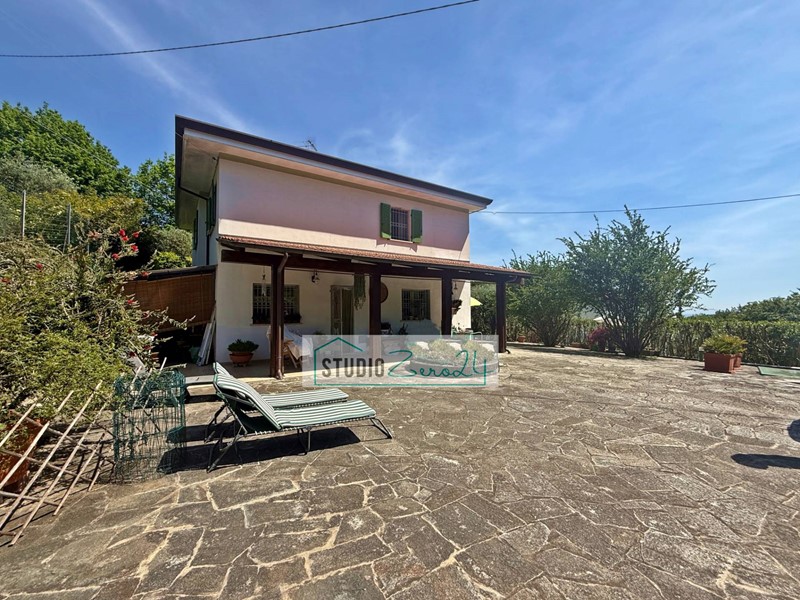 Villa in Vendita a Massarosa, 629'000€, 190 m², con Box