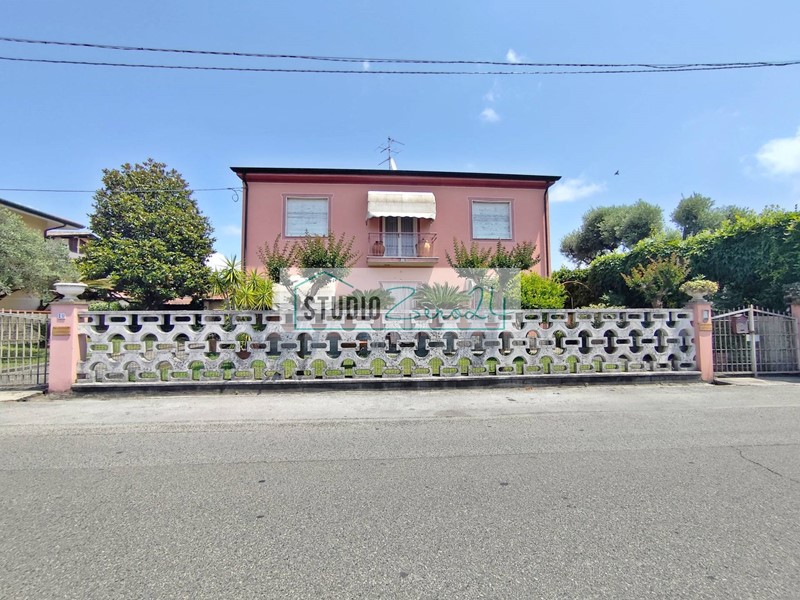 Villa in Vendita a Viareggio, 470'000€, 164 m²