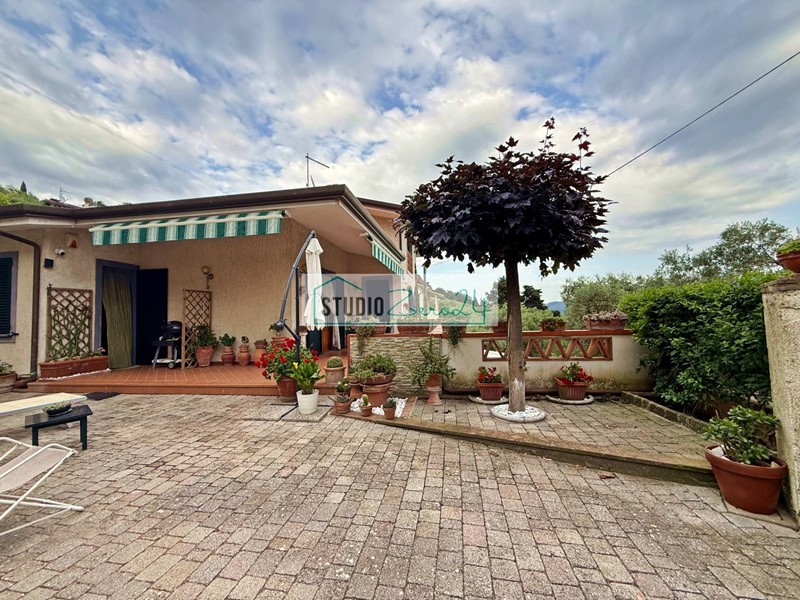 Villa in Vendita a Massarosa, 619'000€, 300 m², con Box