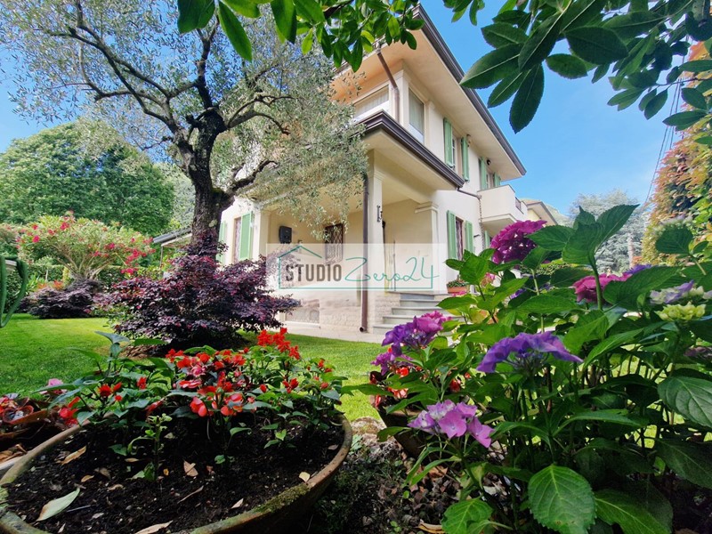 Villa in Vendita a Camaiore, 639'000&euro;, 180 m²