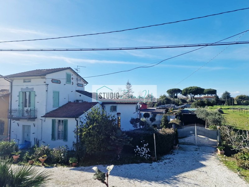 Attività commerciale in Vendita a Camaiore, 649'000&euro;, 290 m²