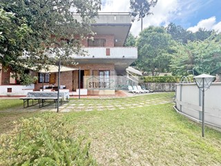 Villa in Vendita a Camaiore, 980'000&euro;, 310 m²