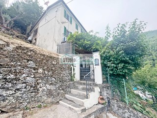 Casa Indipendente in Vendita a Camaiore, 229'000&euro;, 175 m²