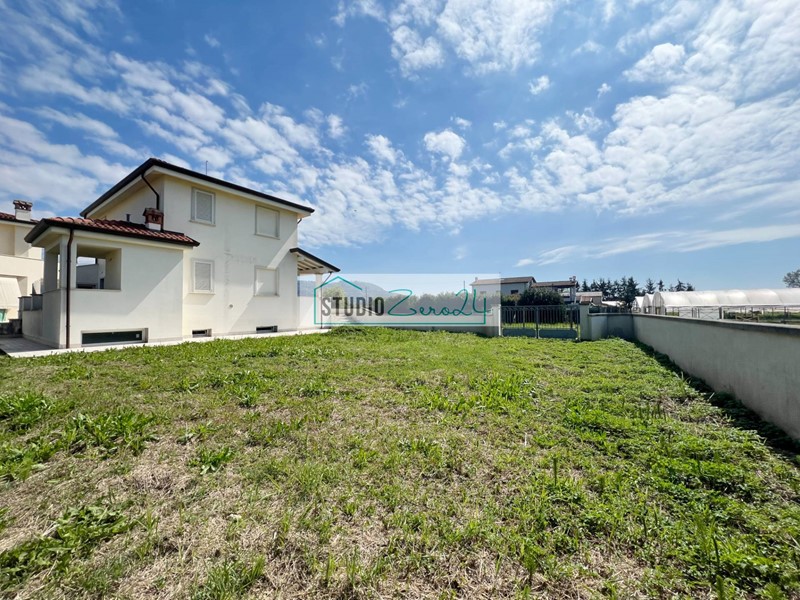 Villa in Vendita a Camaiore, 599'000&euro;, 200 m²