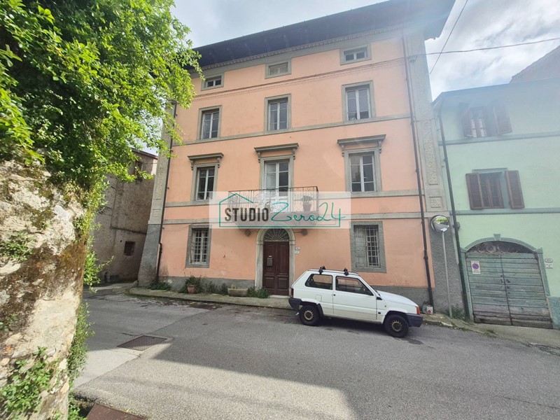 Casa Semi Indipendente in Vendita a Camaiore, 199'000&euro;, 336 m²
