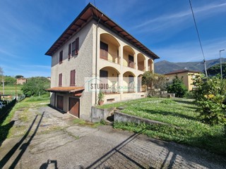 Villa in Vendita a Camaiore, 490'000&euro;, 270 m²