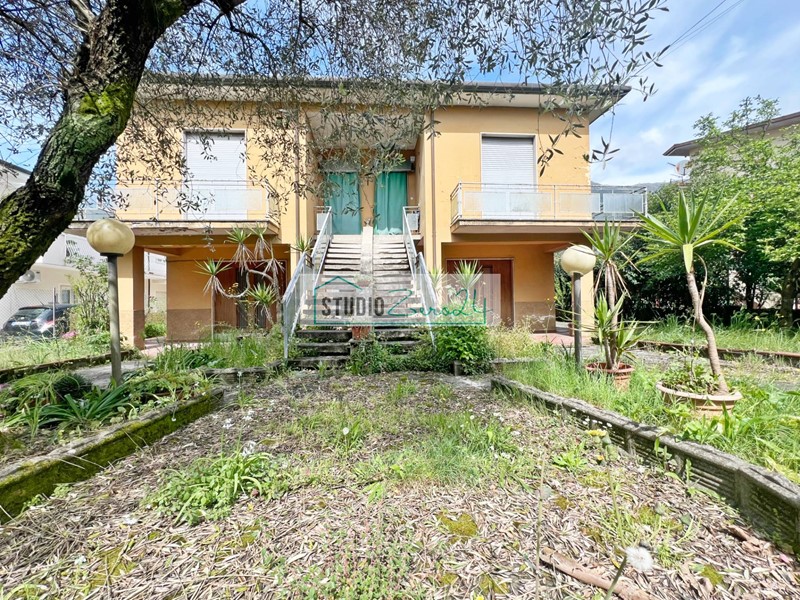 Villa in Vendita a Camaiore, 349'000&euro;, 300 m²