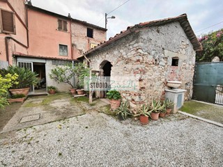 Casa Semi Indipendente in Vendita a Pietrasanta, 230'000€, 120 m²