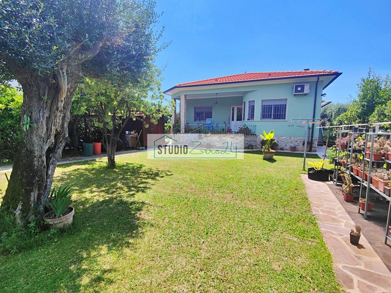 Villa in Vendita a Seravezza, 645'000&euro;, 240 m²