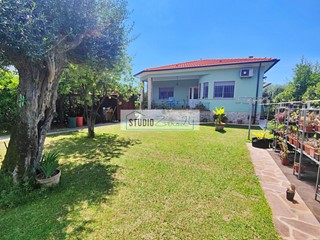 Villa in Vendita a Seravezza, 645'000&euro;, 240 m²