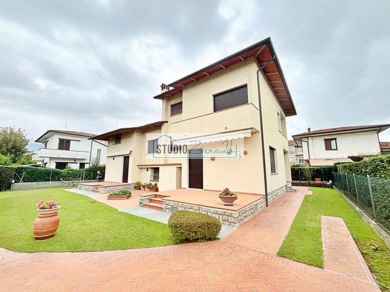 Villa in Vendita a Pietrasanta, 1'200'000€, 280 m²