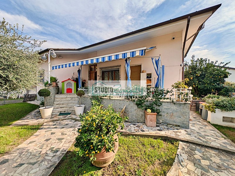 Villa in Vendita a Pietrasanta, 990'000€, 245 m²
