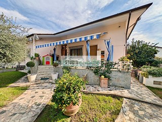 Villa in Vendita a Pietrasanta, 990'000€, 245 m²