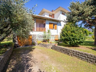 Villa in Vendita a Pietrasanta, 650'000€, 230 m²