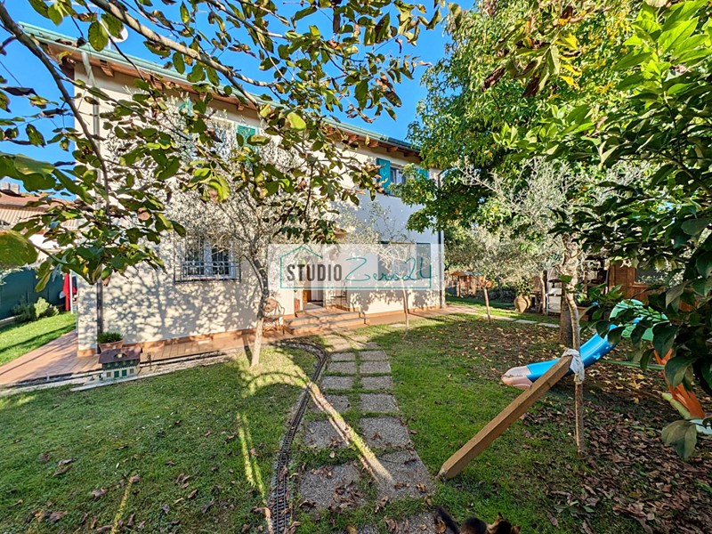 Villa in Vendita a Montignoso, 650'000€, 150 m²