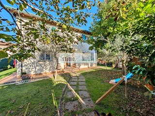 Villa in Vendita a Montignoso, 650'000€, 150 m²