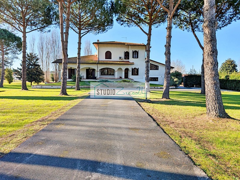 Villa in Vendita a Pietrasanta, 2'400'000€, 480 m²