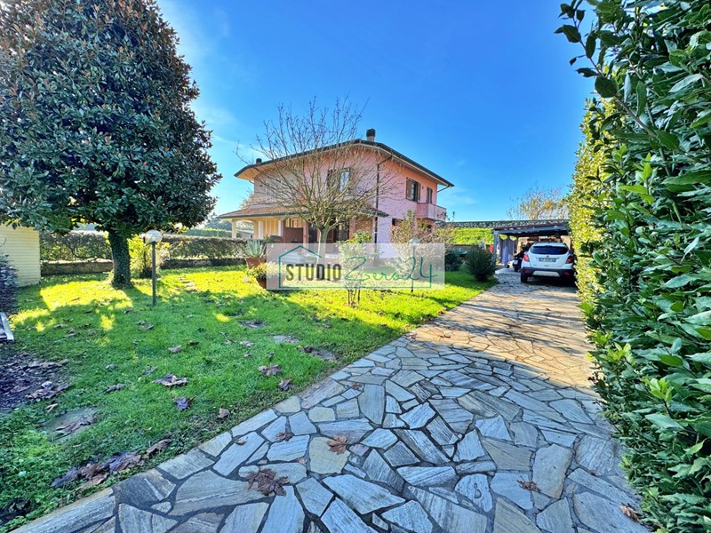 Casa Semi Indipendente in Vendita a Pietrasanta, 450'000€, 168 m²