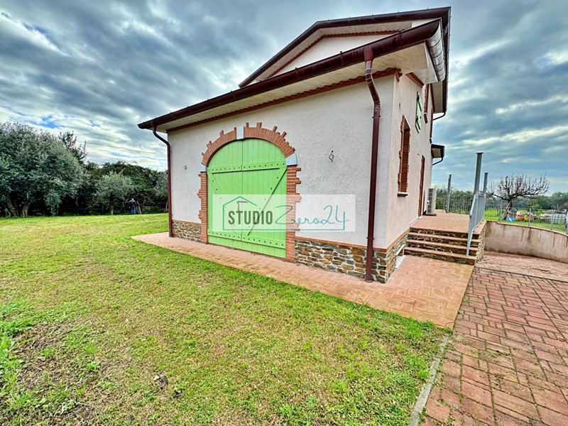 Villa in Vendita a Pietrasanta, 900'000€, 310 m², con Box