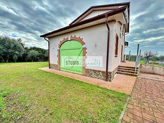 Villa in Vendita a Pietrasanta, 900'000€, 310 m², con Box