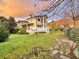 Villa in Vendita a Pietrasanta, 540'000€, 220 m²