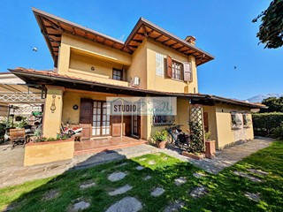 Villa in Vendita a Forte dei Marmi, 1'150'000€, 179 m²