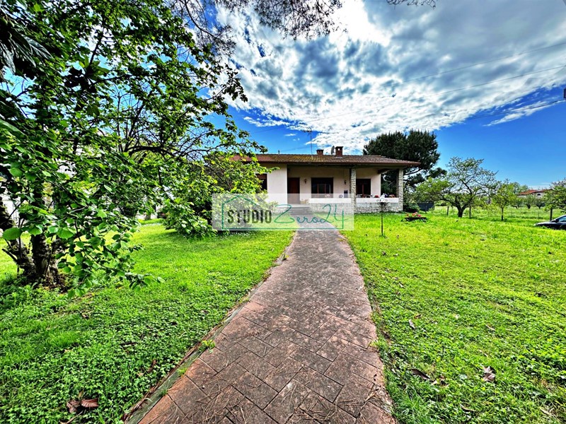 Villa in Vendita a Seravezza, 500'000&euro;, 300 m²