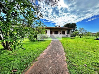 Villa in Vendita a Seravezza, 500'000€, 300 m²