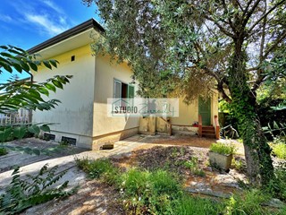 Casa Semi Indipendente in Vendita a Pietrasanta, 240'000€, 90 m²