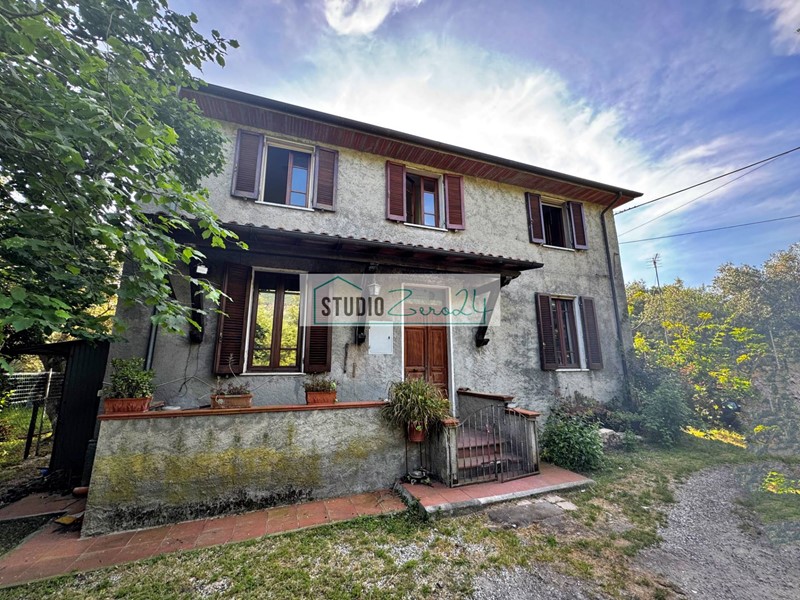 Casa Indipendente in Vendita a Seravezza, 450'000&euro;, 240 m²