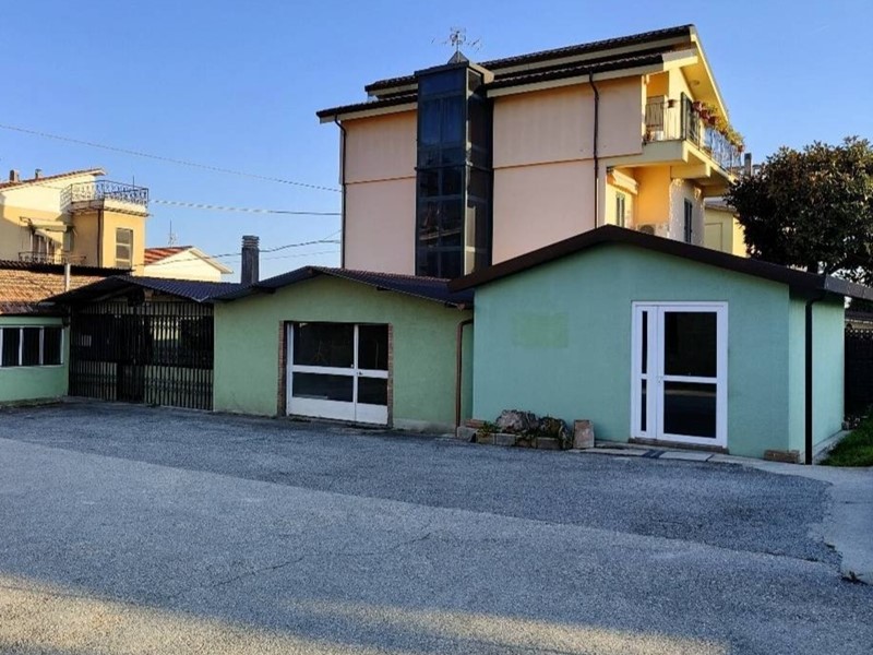 Immobile commerciale in Affitto a Amelia, 600€, 100 m²