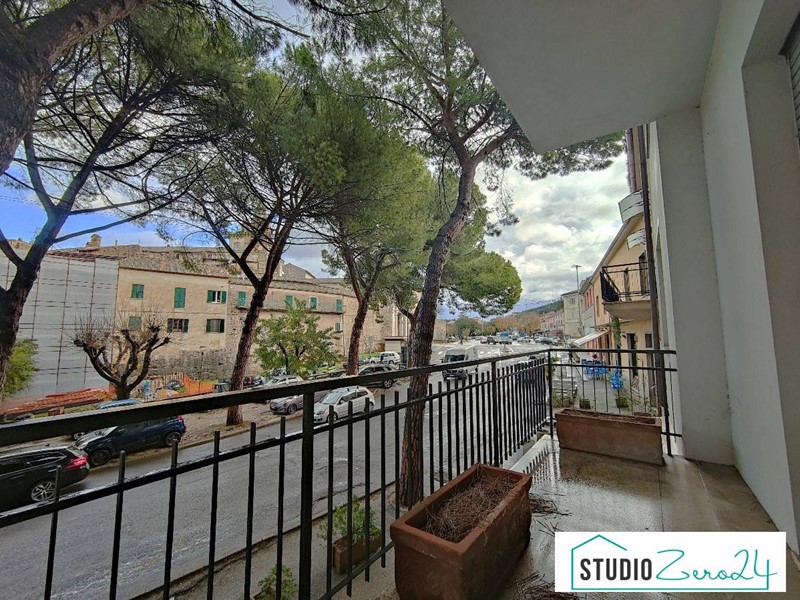 Ufficio in Affitto a Amelia, 500€, 92 m²