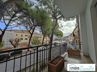 Ufficio in Affitto a Amelia, 500€, 92 m²