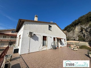 Appartamento in Vendita a Amelia, 110'000€, 362 m²