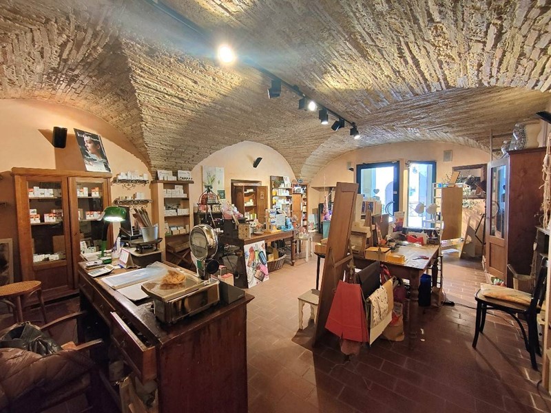 Immobile commerciale in Vendita a Amelia, 75'000€, 76 m²