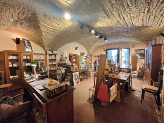 Immobile commerciale in Vendita a Amelia, 75'000€, 76 m²