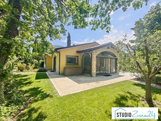 Villa in Vendita a Montecchio, 325'000€, 211 m²