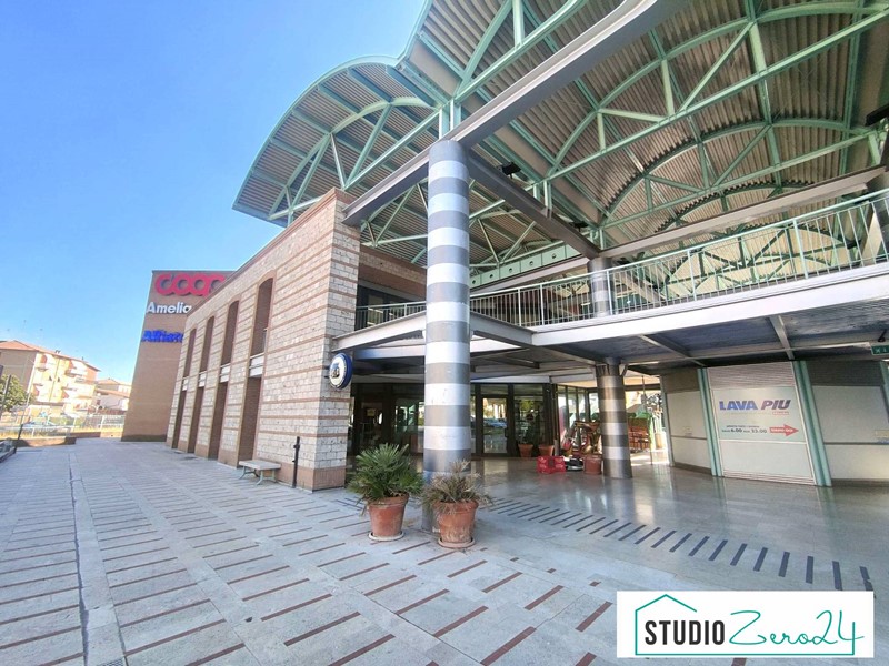 Immobile commerciale in Vendita a Amelia, 220'000€, 185 m²