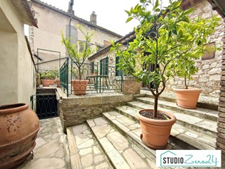 Appartamento in Vendita a Lugnano in Teverina, 390'000€, 379 m²