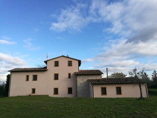 Appartamento in Vendita a Avigliano Umbro, 330'000€, 203 m²